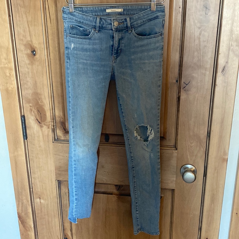 Levi’s Women’s jeans 711 skinny light wash denim with hole size 27